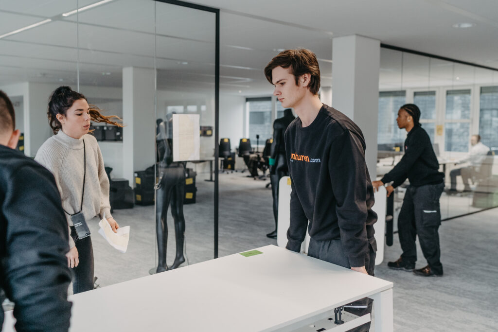 Sjouwers inhuren voor verhuizingen, wasmachines sjouwen, bankstellen, bureaubladen of meubilair laten sjouwen.