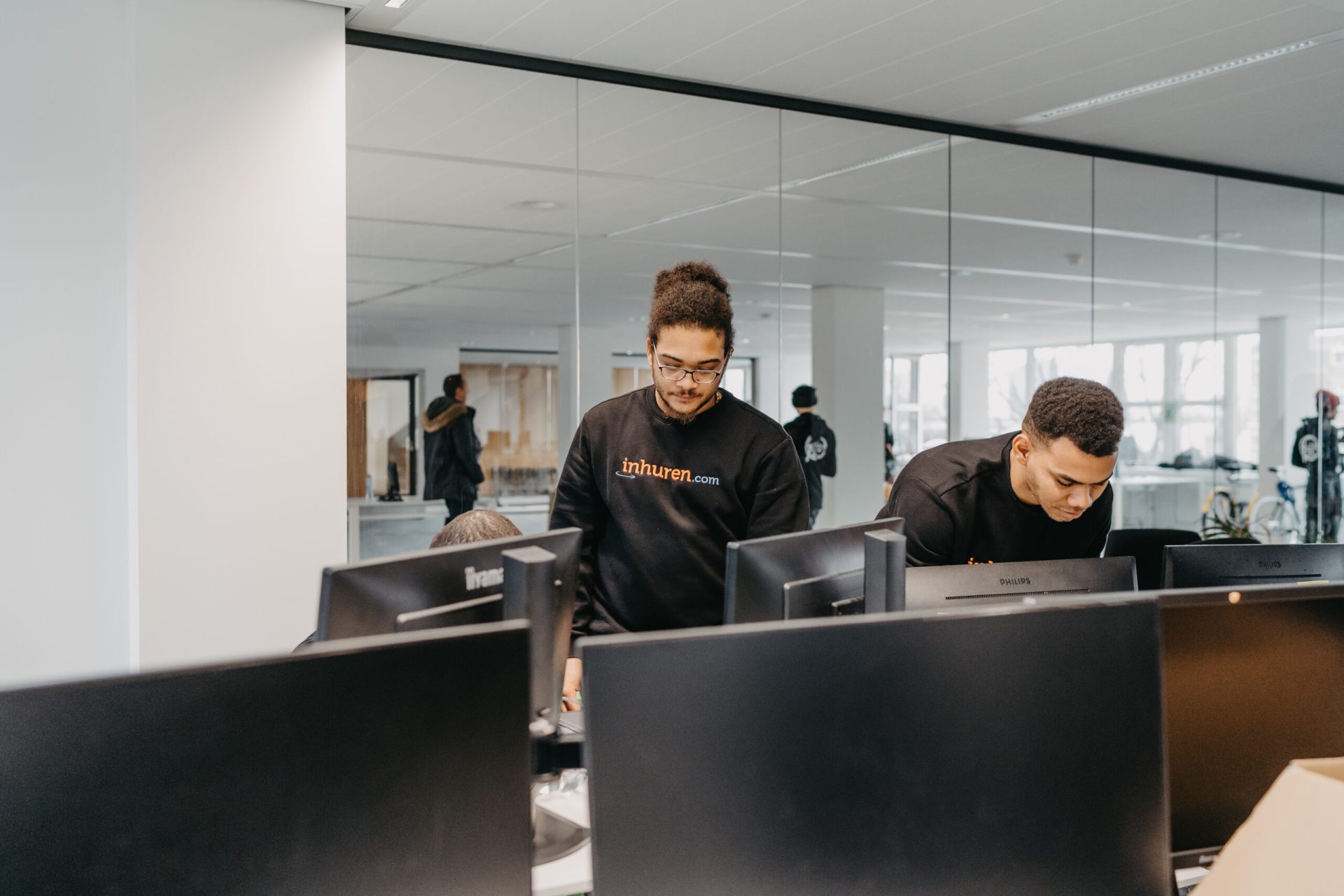Team van Inhuren.com aan het werk op een project